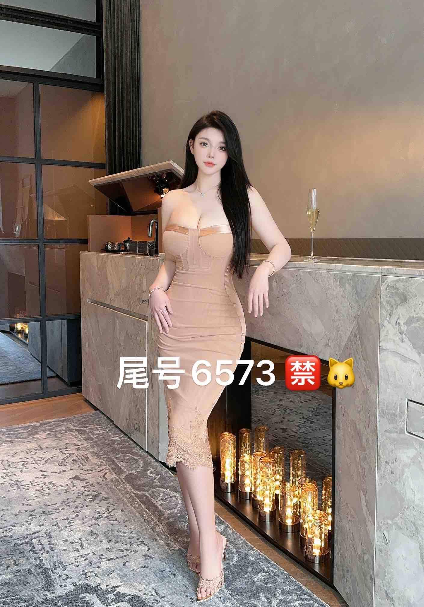 茶艺师在美术馆的行为艺术茶道表演，传统与现代的美妙碰撞